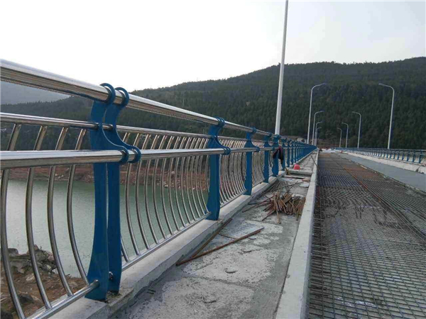可克达拉不锈钢桥梁护栏的特点及其在桥梁安全中的重要作用